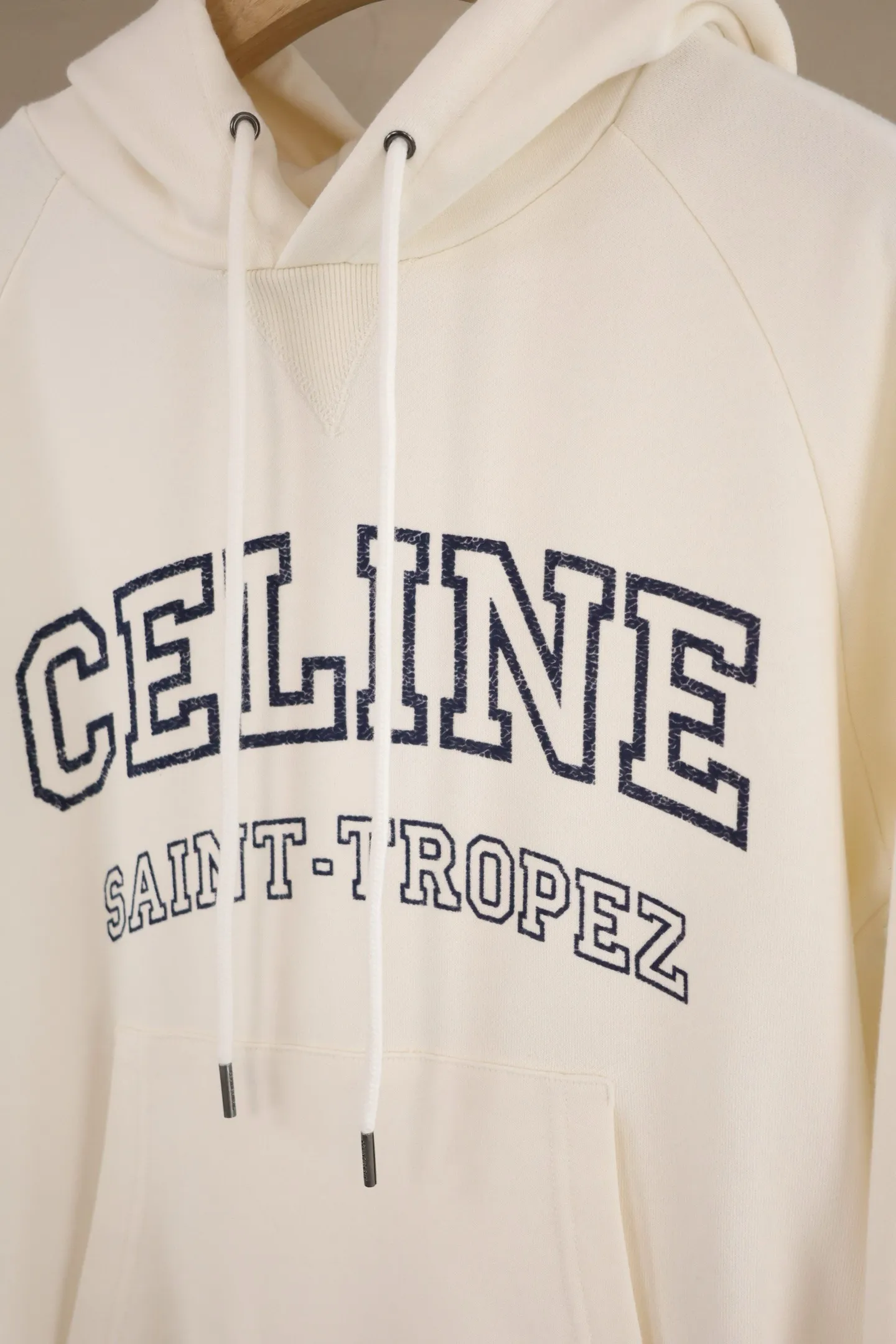240💰 (women's style) Celine, a luxury brand from France, expresses the fashion industry's connection between culture and sports, represents a new lifestyle, and has won the favor of trendy high-end people with its excellent quality and outstanding style.  2025 new CELINE SAINT-TROPEZ resort-style sports and casual hooded sweatshirt, casual and loose tailoring, gender-neutral, very representative milky white color, inspired by Saint-Tropez, the famous seaside resort in southern France, promotes an exclusive cultural atmosphere, eye-catching and large CELINE word mother, below are the small letters SAINT-TROPEZ, which are all made of dark blue flocking technology. The letters are printed in a hollow shape and given an old and dilapidated effect. The retro atmosphere comes to the face, integrating nautical style and leisure vacation style, creating a hooded sweater that is both luxurious and trendy. 430g cotton terry, custom made in white, size SML 160cm or so, weight 80-100 jins S 165cm or so, weight 100-120 jins M 170cm or so, weight 120-140 jins L